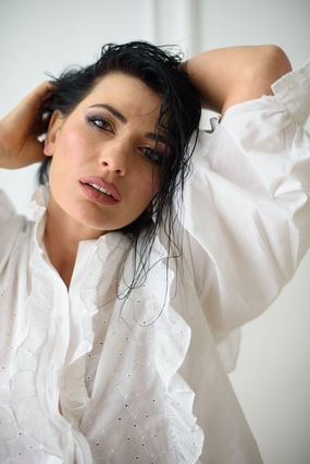 欧美成熟白色衬衫诱惑性感美女图片